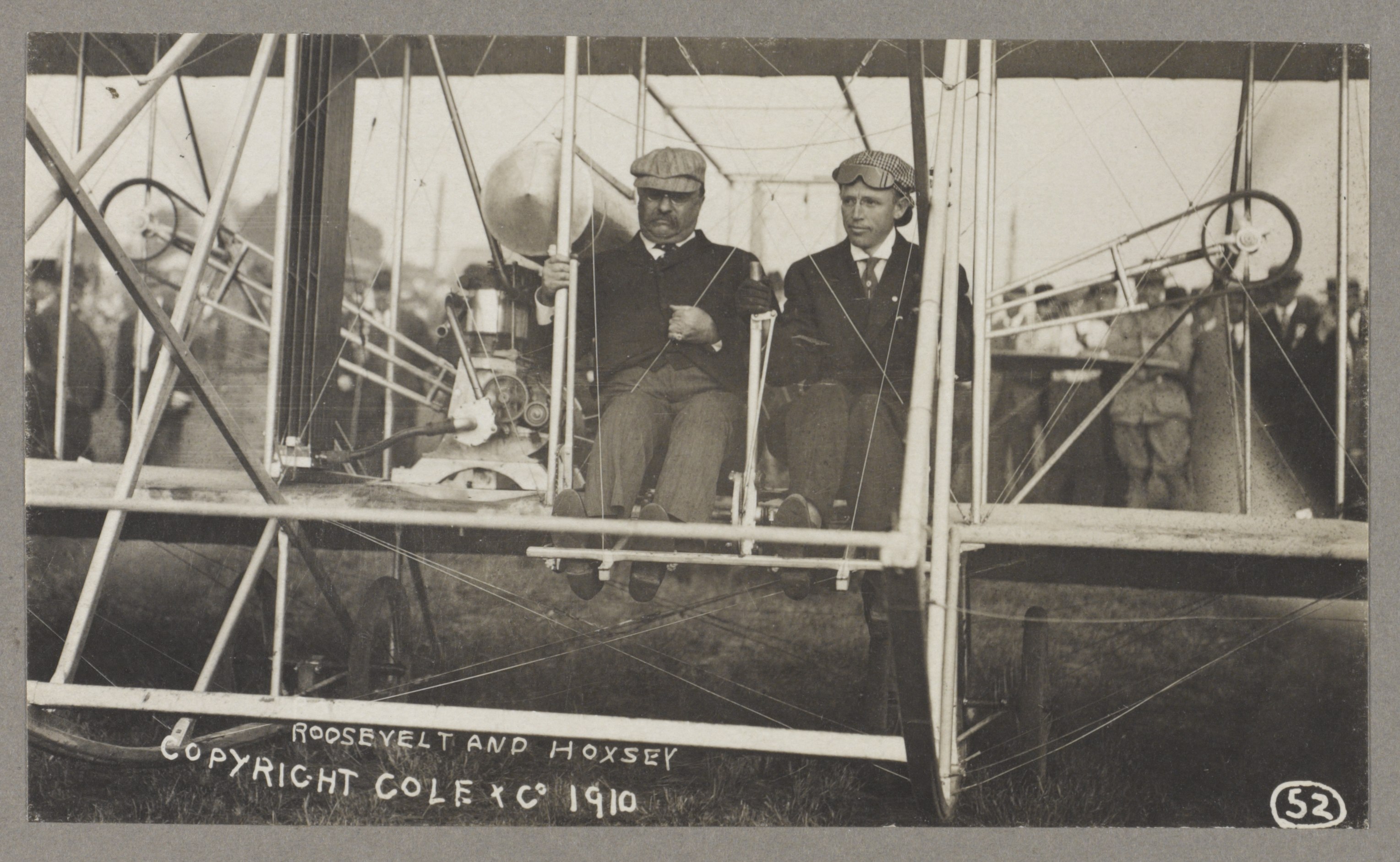 1910年、セントルイスで複葉機の前に立つセオドア・ルーズベルトと操縦士アーチ・ホクシー