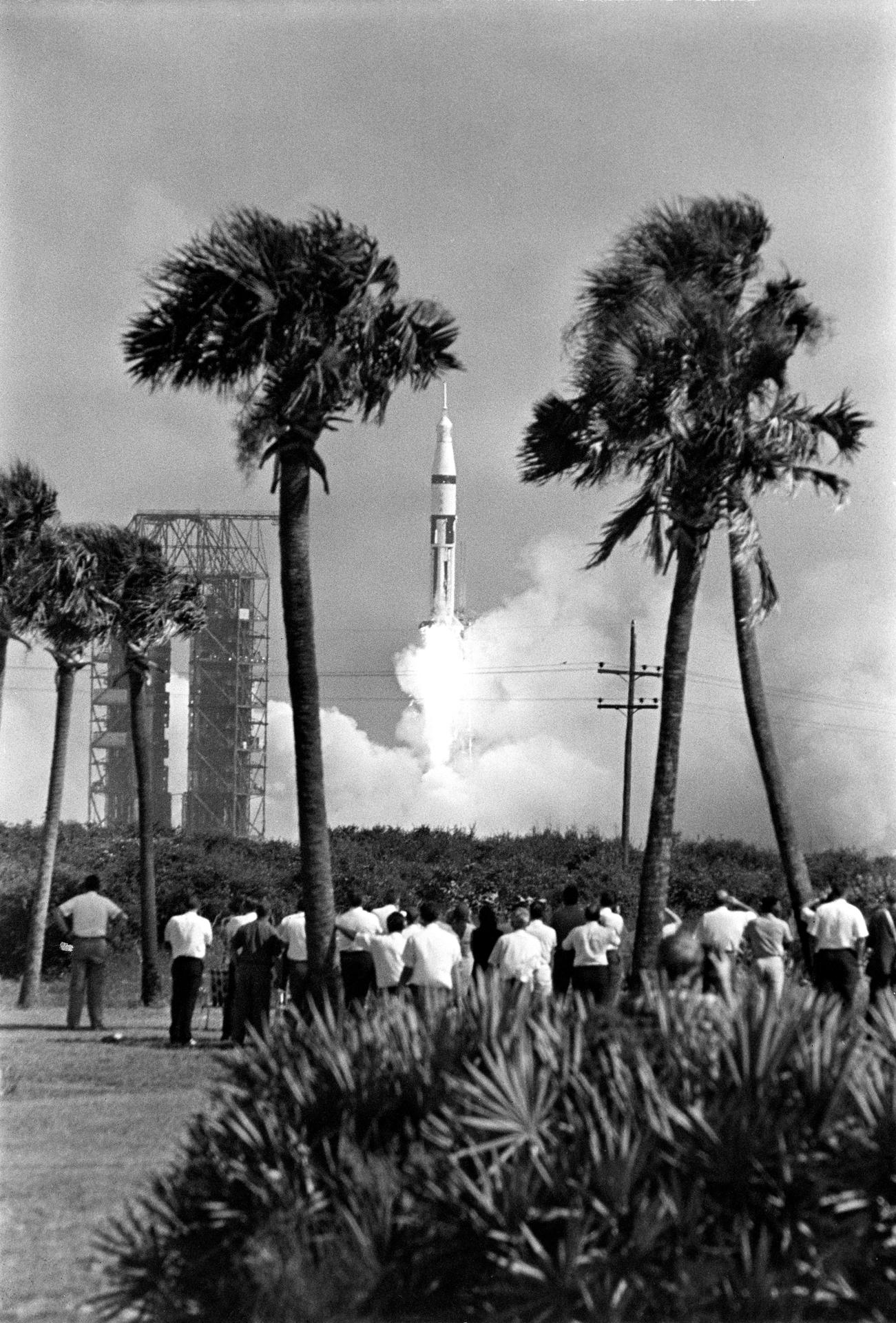 1968年10月11日、フロリダの発射台からサターンIBロケットで打ち上げられるアポロ7号
