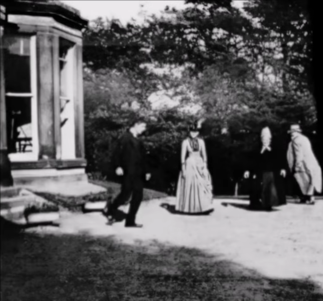 1888年に撮られた映画『ラウンドヘイの庭の場面』の1コマ。庭を歩く4人が写っている