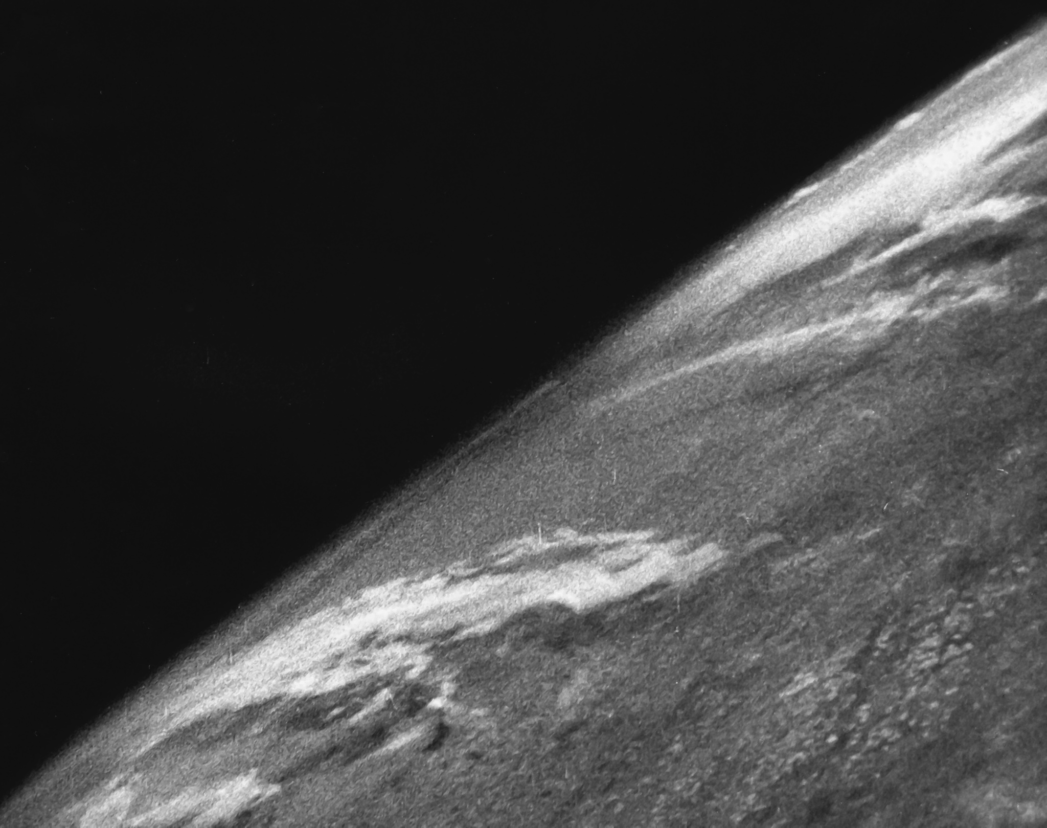 1946年にV2ロケットのカメラが高さ約105キロから写した、白黒の地球の写真