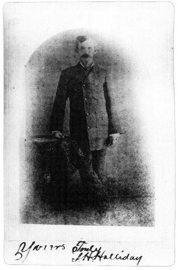 1879年ごろにアリゾナ州プレスコットで撮られた、ドク・ホリデイの肖像写真