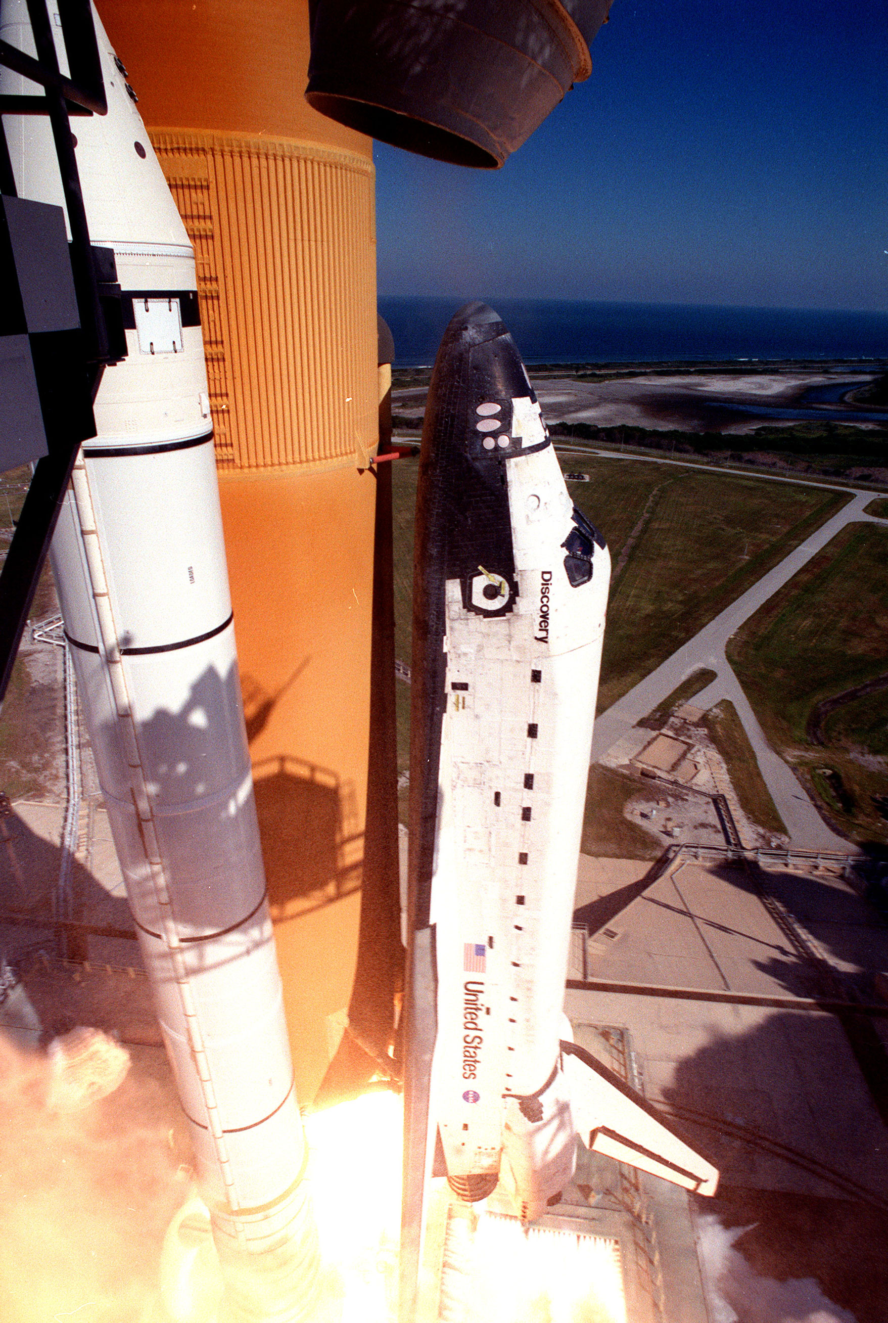 1998年10月29日、白い煙を上げて発射台から打ち上がるスペースシャトル・ディスカバリー