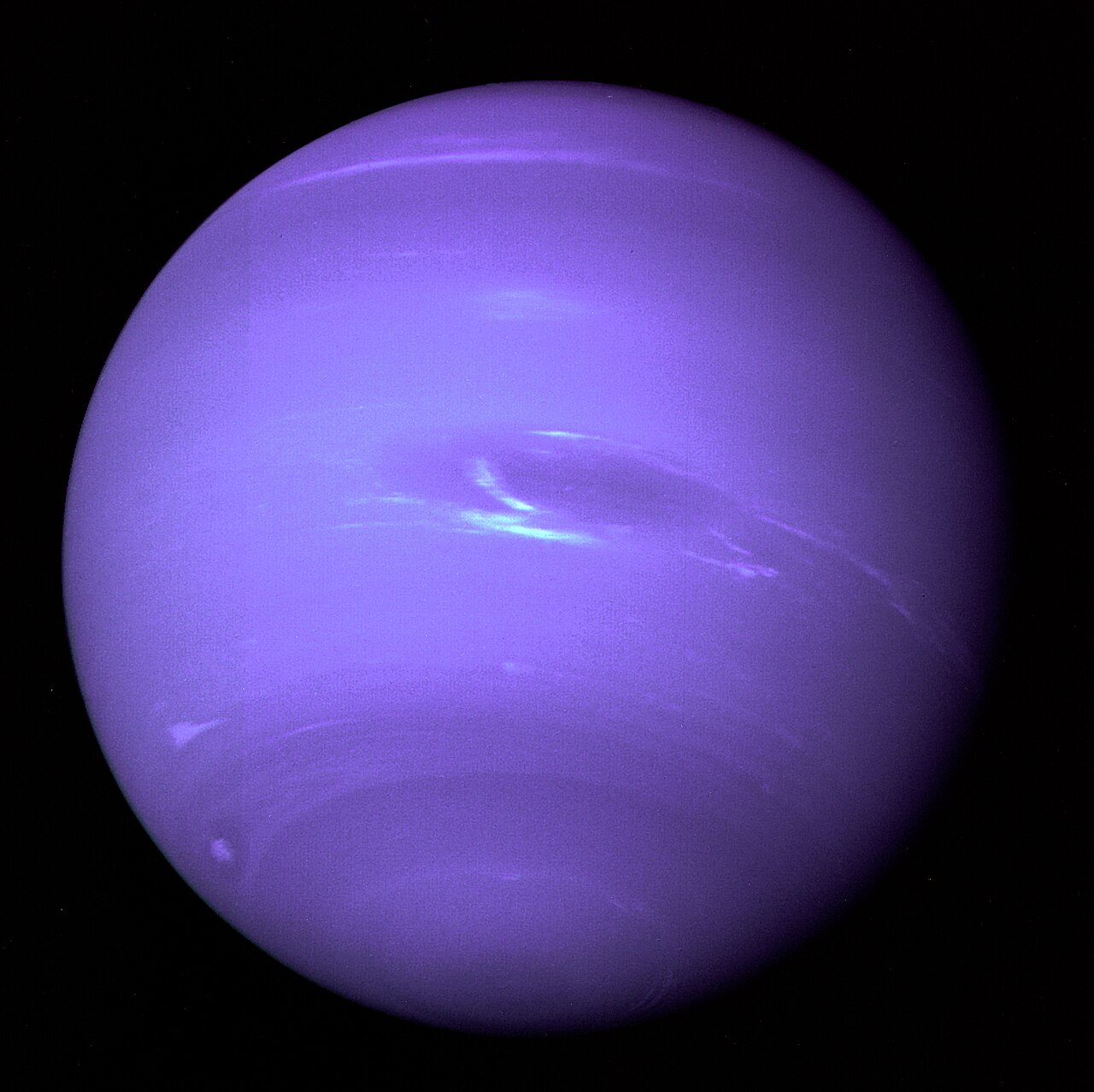 探査機ボイジャー2号が1989年に撮影した、青い海王星の全体像